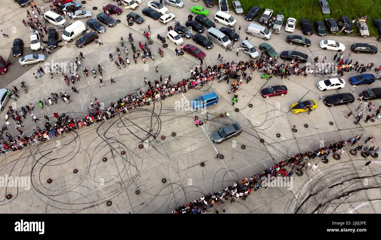 Trascina recing. Concorrenza auto. Molte auto della gente. Vista dall'alto. Foto Stock