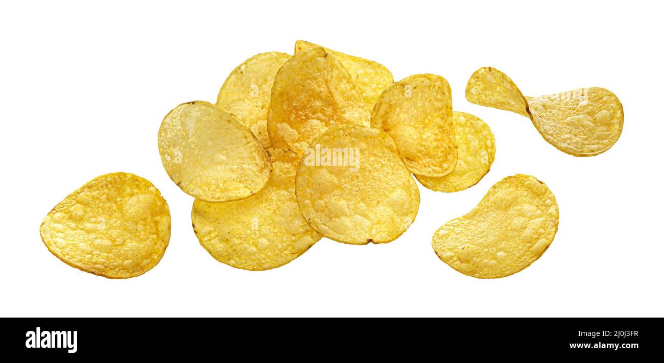 Un mucchio di patatine naturali isolate su sfondo bianco Foto Stock