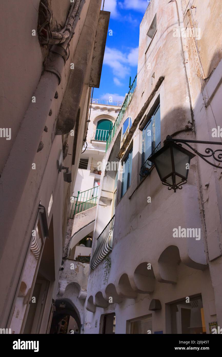 Strada stretta del centro storico di Capri nel sud dell'Italia. Foto Stock