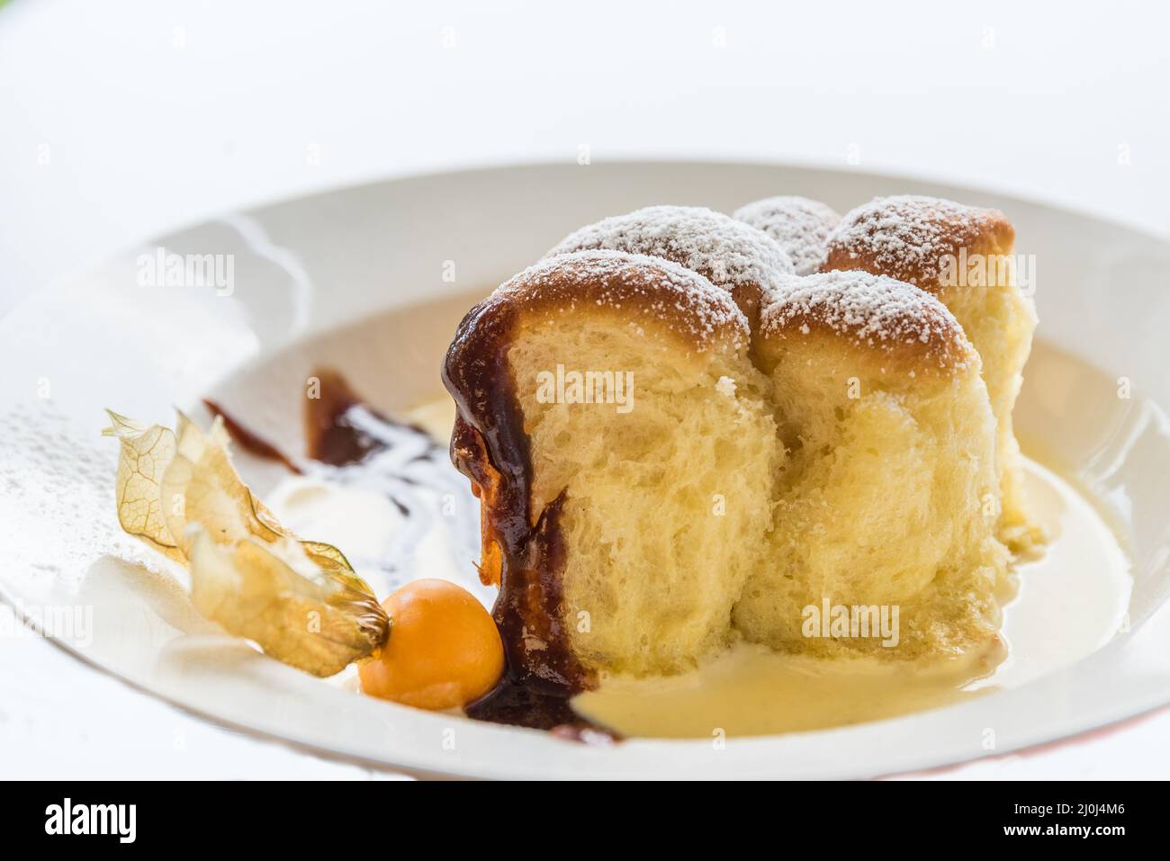 Buchteln fresco al forno con salsa alla vaniglia per dessert Foto Stock