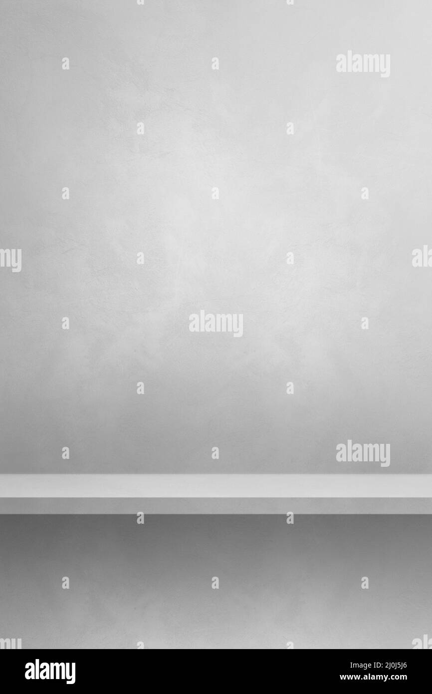 Ripiano vuoto su una parete bianca. Modello di sfondo. Sfondo verticale Foto Stock