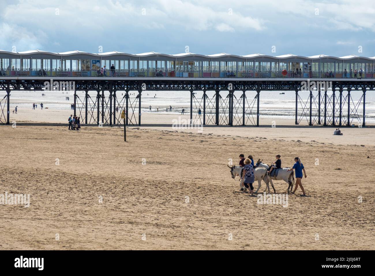 WESTON SUPERMARE, DEVON, Regno Unito - AGOSTO 18 : Vista del lungomare a Weston Supermare, Devon il 18 Agosto 2021. Peopl non identificato Foto Stock