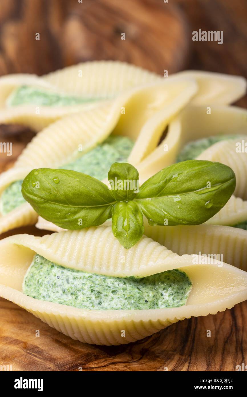 Conchiglino italiano ripieno di spinaci Foto Stock