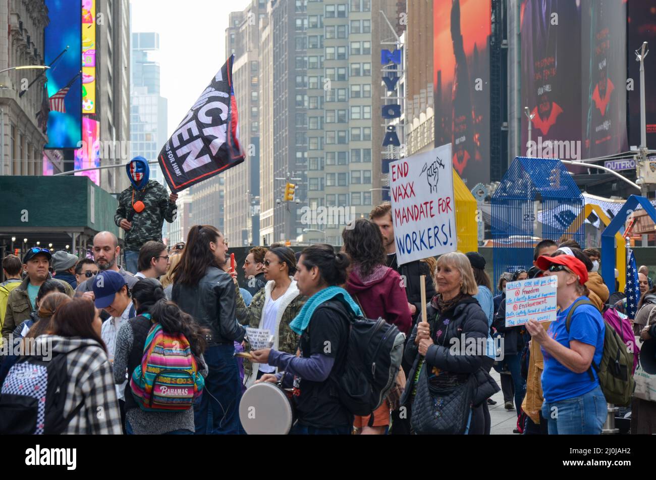 Un dimostratore è visto tenere un anti-Biden bandiera a Times Square a New York City per denunciare Covid19 vaccino e Mandati il 19 marzo 2022. Foto Stock