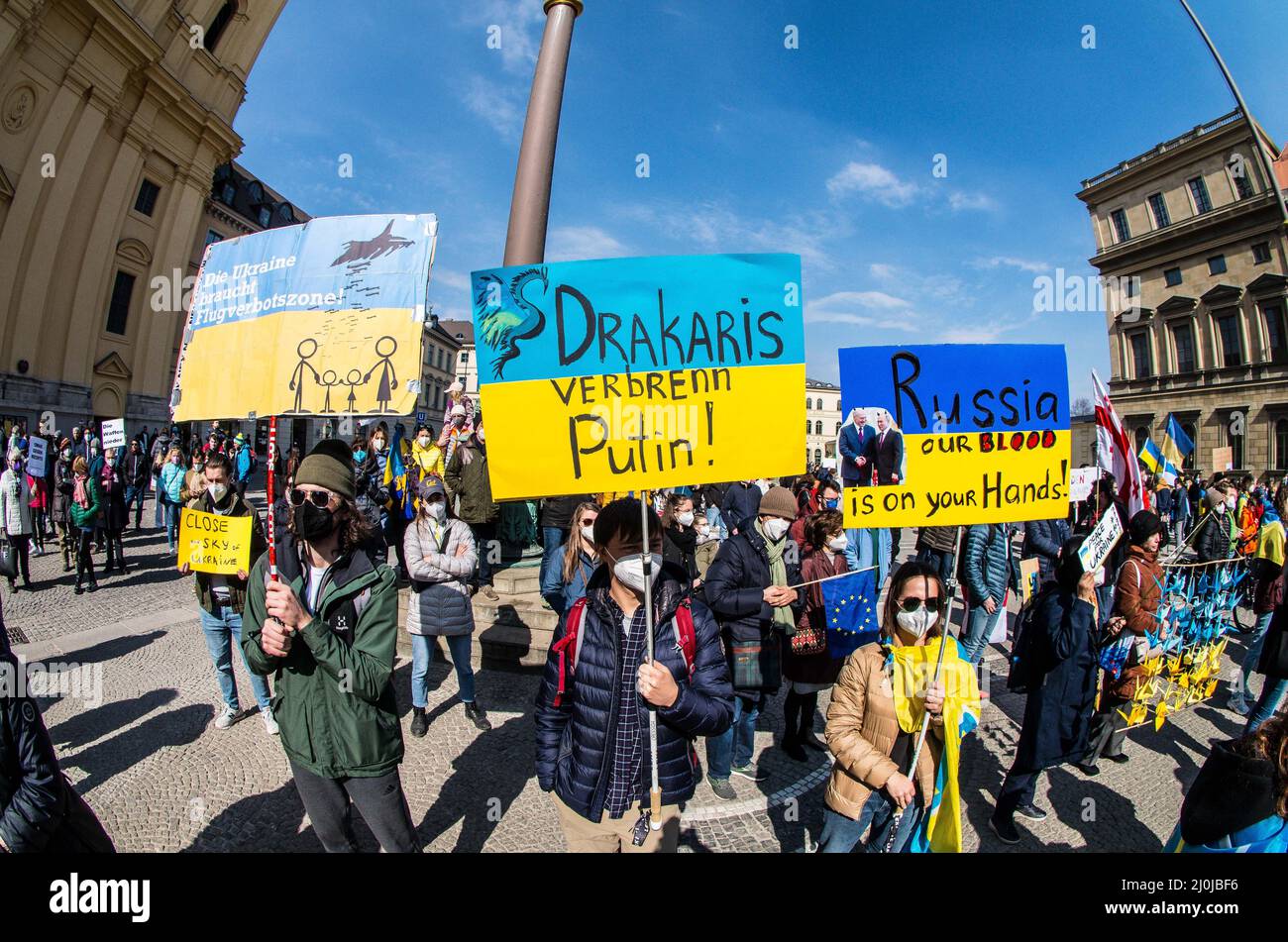 Monaco, Baviera, Germania. 19th Mar 2022. Nonostante gli inizi della ''fatica di guerra'' da parte del pubblico generale, ucraini e bielorussi continuano a dimostrare di sensibilizzare la Russia sulla guerra condotta sulla loro terra. I dimostranti chiedono all'Europa di prestare attenzione ai loro avvertimenti che la Russia non si fermerà all'Ucraina, porterà più sangue con la loro espansione. (Credit Image: © Sachelle Babbar/ZUMA Press Wire) Foto Stock