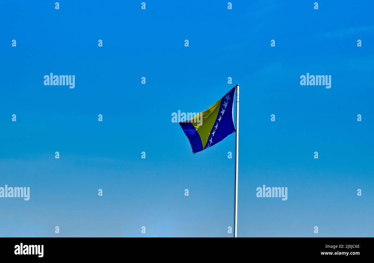 Bandiera ondulata: Combinazione della bandiera Ucraina in giallo e blu e delle stelle bianche dell'Unione europea su terreno blu in cielo blu chiaro Foto Stock