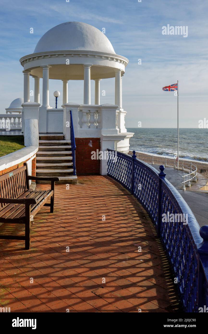BEXHILL-ON-SEA, EAST SUSSEX, UK - GENNAIO 11 : Colonnade in Grounds of De la Warr Pavilion in Bexhill-on-Sea il 11 Gennaio 2009 Foto Stock