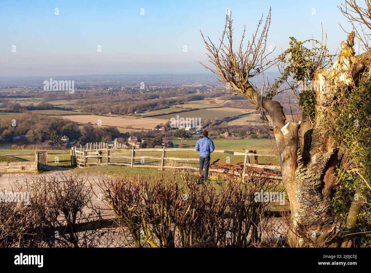 SOUTH DOWNS, SUSSEX, Regno Unito - 3 GENNAIO : ammirando la vista dalle South Downs in Sussex il 3 gennaio 2009. Uomo non identificato. Foto Stock