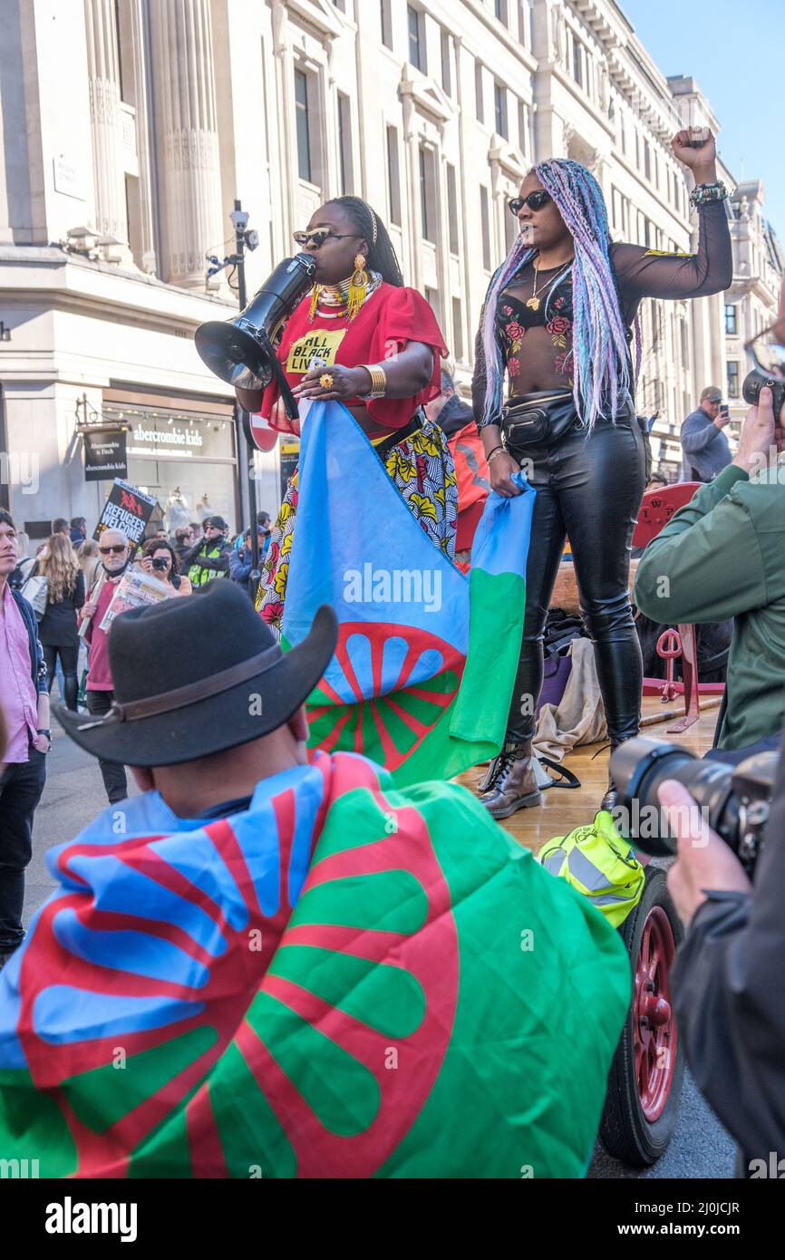Londra, Regno Unito. 19th marzo 2022. Gli attivisti del BLM parlano da uno dei carrelli della GRT su Regent St. Diverse migliaia da Stand Up a Racism, sindacalisti, gruppi di fede, politici e altre campagne marciano dalla BBC ad un raduno in Piazza del Parlamento sotto lo slogan "World Against Racism & Fascism", Come parte di una giornata unita di azione con Glasgow, Cardiff e le città di tutto il mondo. L’evento si è opposto all’offensiva razzista dei Tory della legge sulla nazionalità e i confini, che ha controllato la legge e l’istruzione superiore con questi atti razzisti che attaccano rifugiati e migranti, ROM zingari e comunità di viaggiatori, AN Foto Stock