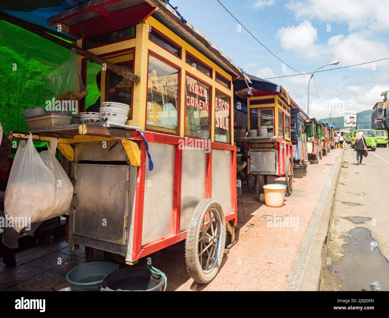 Ambon Island, Indonesia - Febbraio 2018: Prelibatezze indonesiane vendute dai carrelli per strada ad Ambon. Isola di Ambon. L'arcipelago Maluku a Indeones Foto Stock