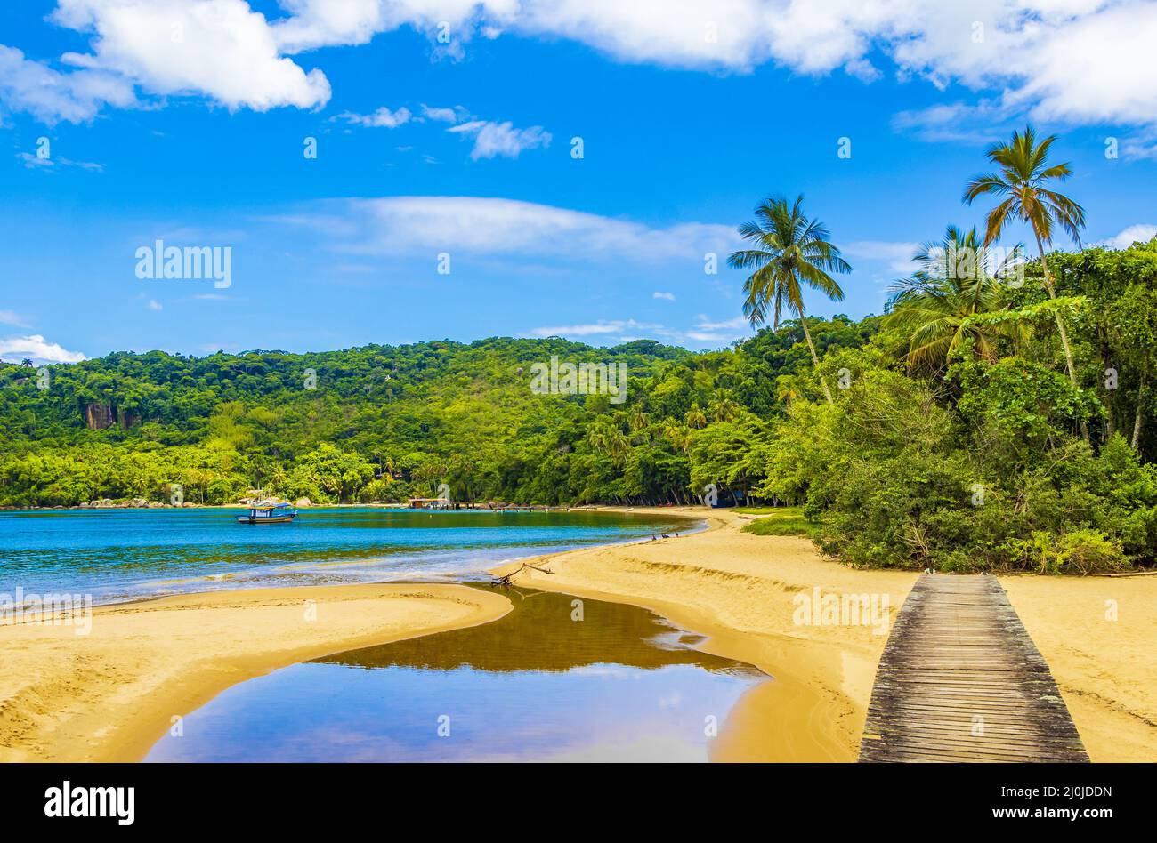 Mangrovie e Pooso spiaggia con ponte isola Ilha Grande Brasile. Foto Stock