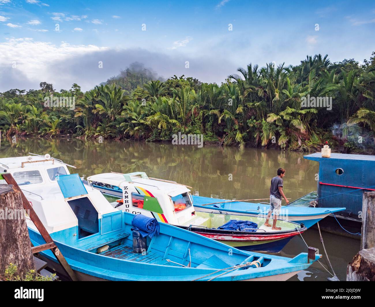 Kensi, Arguni Bay, Indonesia - Feb 2018: Barche in un piccolo villaggio nel mezzo della foresta tropicale durante la spedizione alla tribù Mairasi. Uccello Foto Stock