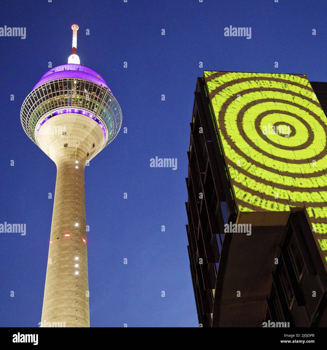 Parlamento di Stato illuminato per 75 anni della Renania settentrionale-Vestfalia, Duesseldorf, Germania, Europa Foto Stock