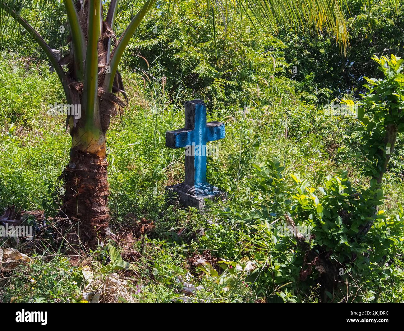 Jayapura, Indonesia - Jan,,, 2015: Tomba locale vicino alle case a palafitte a Kampung Ayapo, Lago Sentani, Papua, Indonesia Foto Stock
