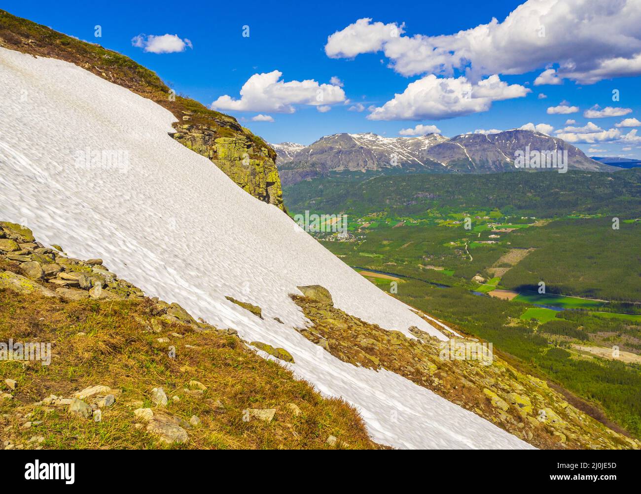 Bella valle panorama Norvegia Hemsedal Hydalen con neve in montagna. Foto Stock