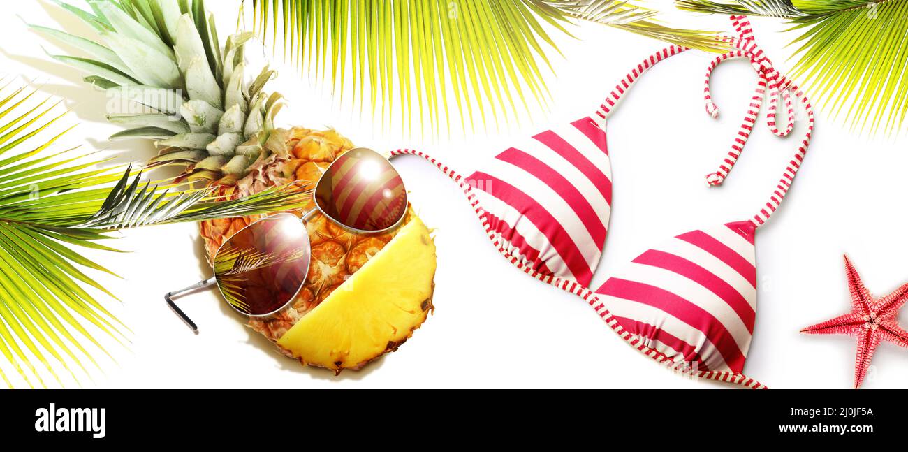Ananas creativo con occhiali da sole su sfondo estivo. Foto Stock