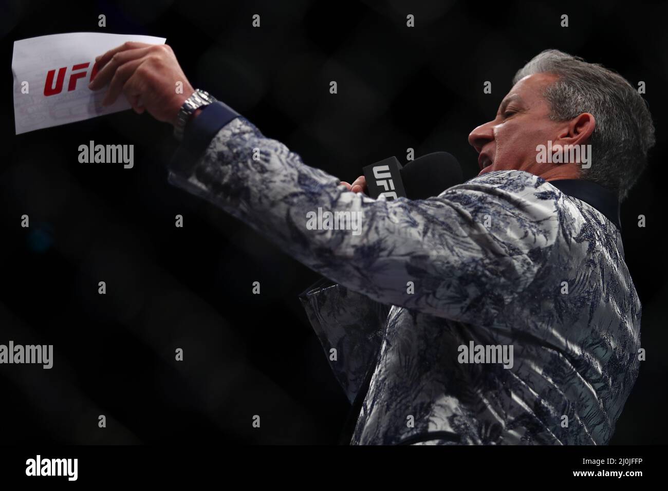 LONDRA, REGNO UNITO. MAR 19th Bruce Buffer ha illustrato come presenta Timur Valiev durante UFC Fight Night 204 all'Arena O2 di Greenwich sabato 19th marzo 2022. (Credit: Kieran Riley | MI News) Credit: MI News & Sport /Alamy Live News Foto Stock