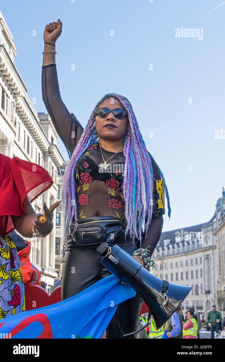 Protesta contro il razzismo per le strade di Londra. Una protesta femminile che fa la vita nera è un pugno di solidarietà nell'aria. Londra - 19th marzo 2022 Foto Stock