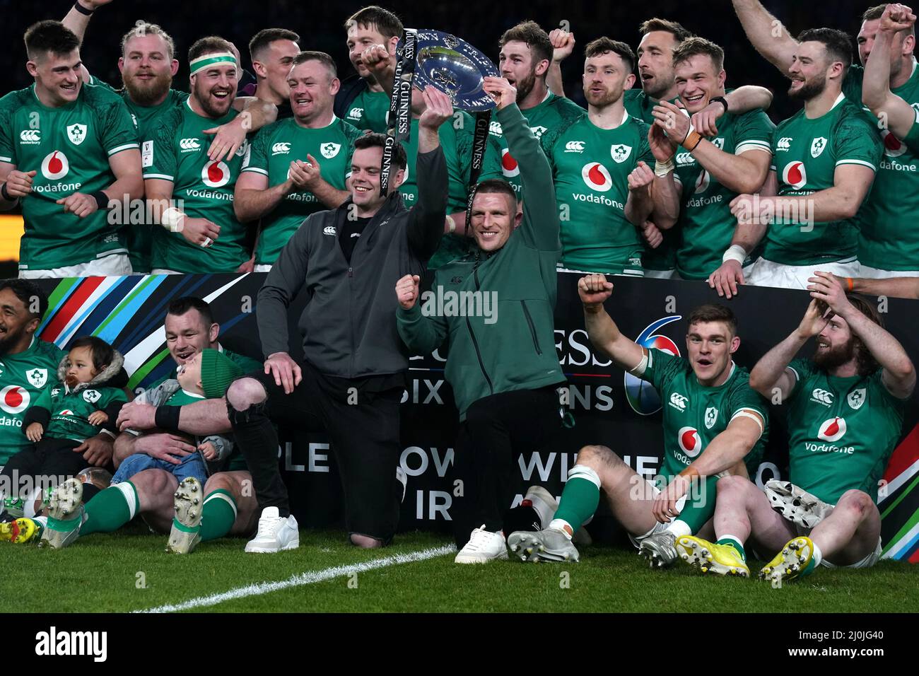 James Ryan e Andrew Conway, in Irlanda, sollevano la tripla corona dopo la partita Guinness Six Nations all'Aviva Stadium di Dublino, Irlanda. Data foto: Sabato 19 marzo 2022. Foto Stock