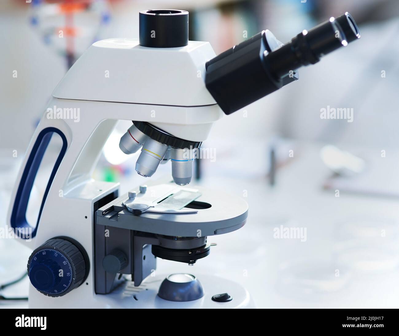 Quando è necessario dare un'occhiata più da vicino.... Primo piano di un microscopio in un laboratorio scientifico. Foto Stock