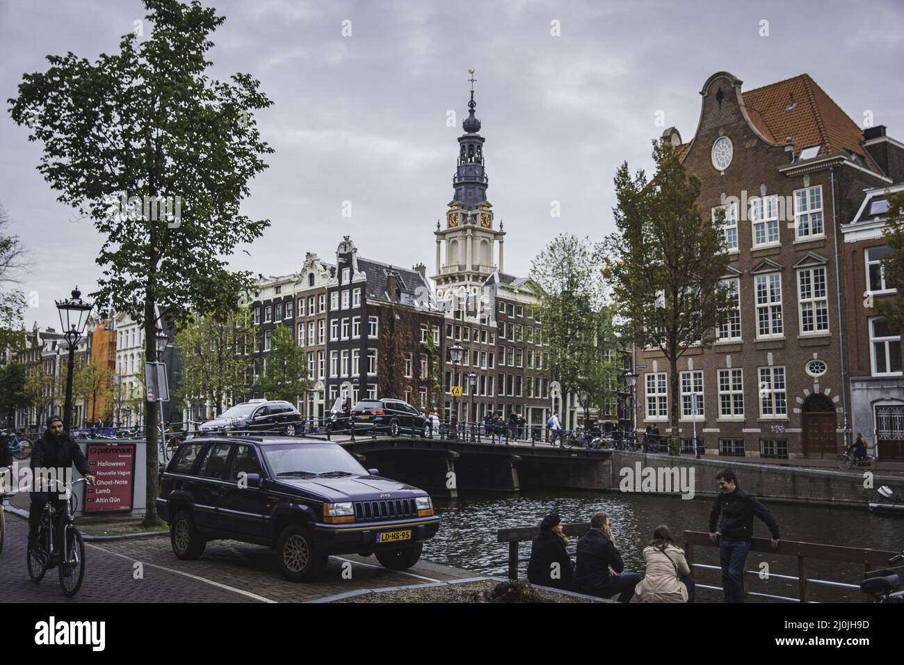 Classica auto fuoristrada parcheggiata in città. Jeep Cherokee Foto Stock