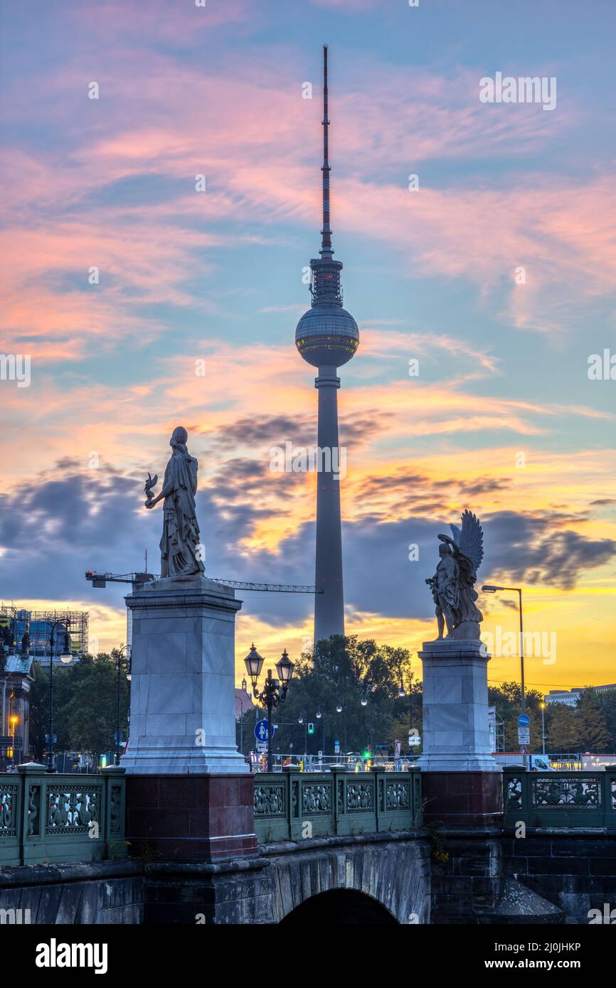 La famosa torre della televisione di Berlino all'alba Foto Stock