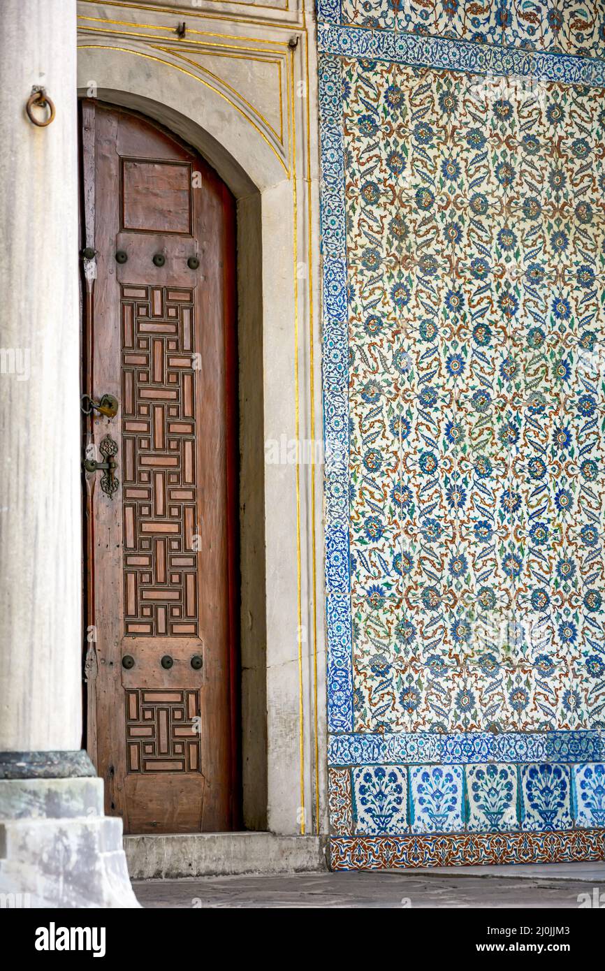 Porta e affreschi del cortile interno al Palazzo Topkapi di Istanbul, Turchia. Foto Stock