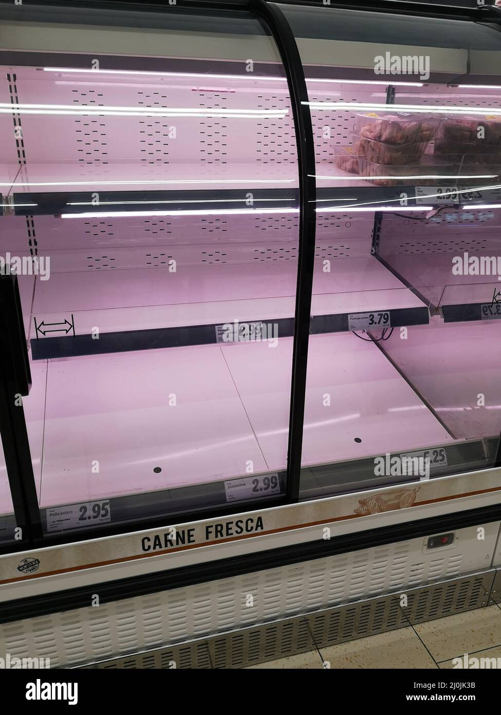 Frigorifero quasi vuoto di fresco si incontrano al supermercato lidl a causa di sciopero di trasporto a causa dei prezzi elevati del carburante. Mijas Costa, provincia di Malaga, Spagna. Foto Stock