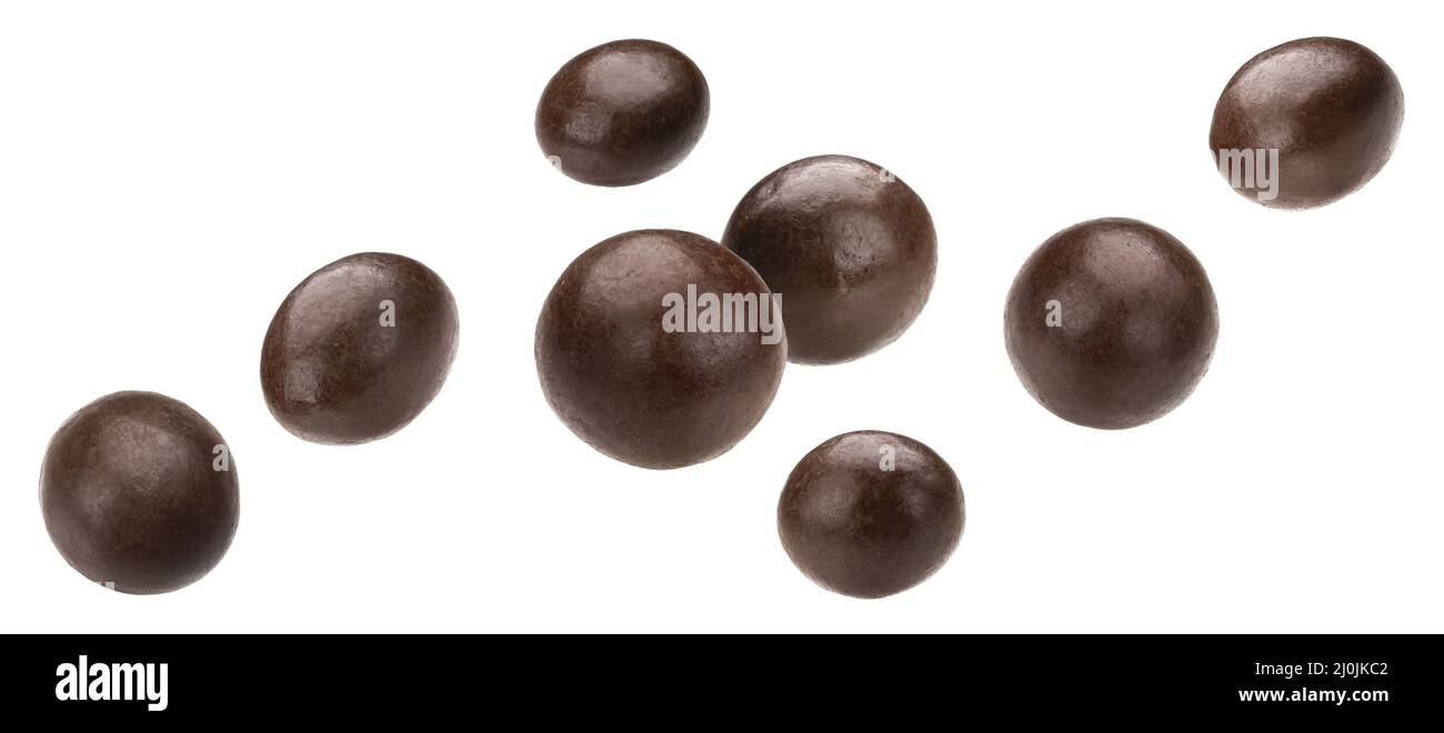 Palle di cioccolato cadenti isolate su sfondo bianco Foto Stock