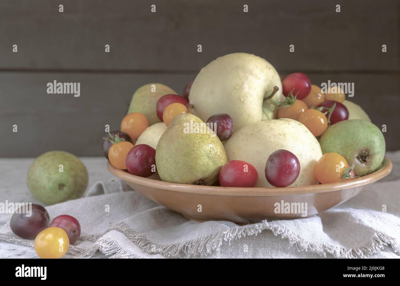 Natura morta: Frutta in un piatto di ceramica Foto Stock