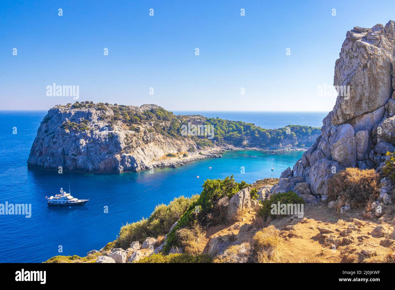 Anthony Quinn Bay con acque turchesi limpide Faliraki Rhodes Grecia. Foto Stock