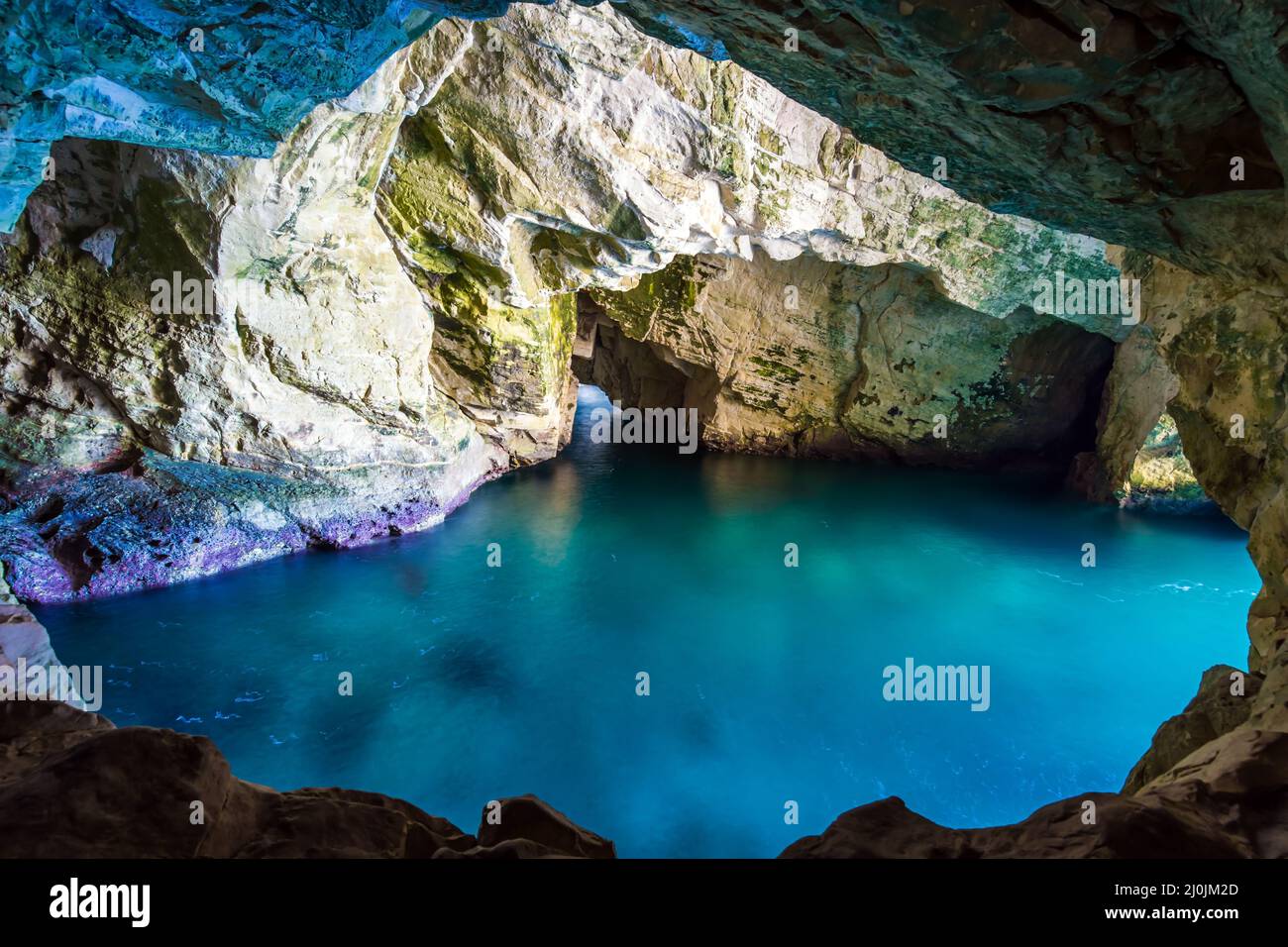 Grotta carsica nella montagna calcarea Foto Stock