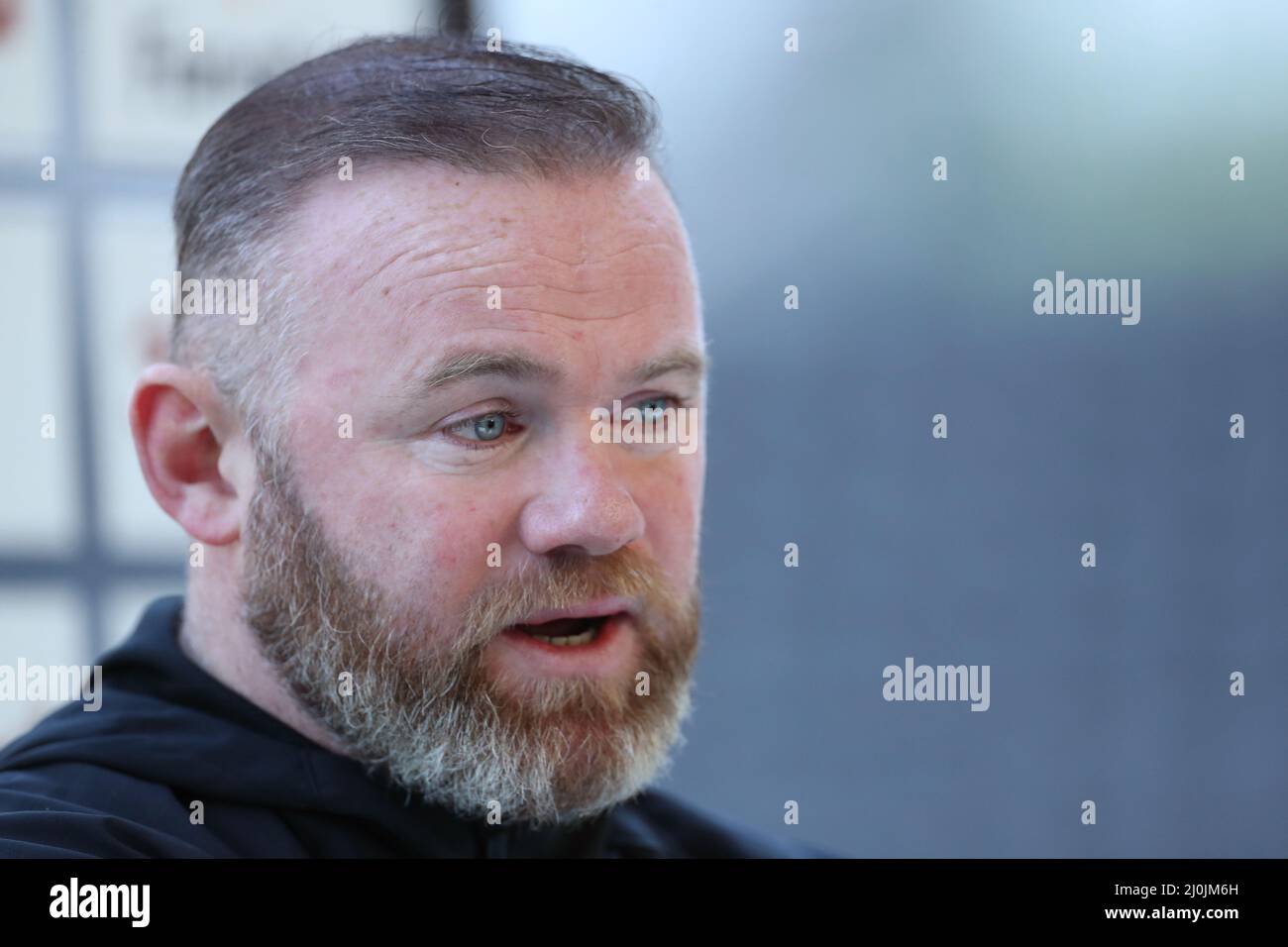 Il direttore della contea di Derby Wayne Rooney parla con i media dopo il fischio finale della partita del campionato Sky Bet al Pride Park Stadium di Derby. Data foto: Sabato 19 marzo 2022. Foto Stock