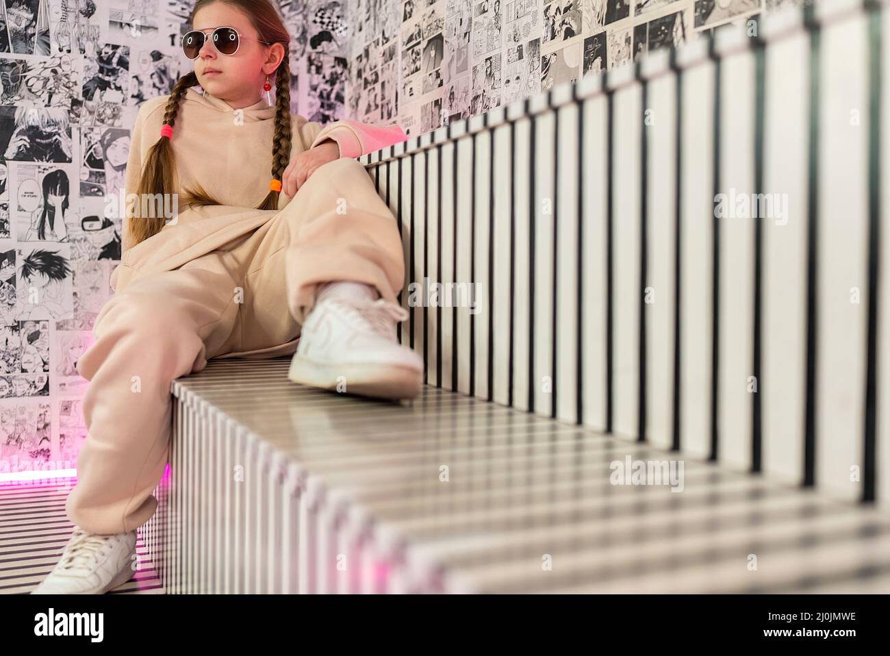 ritratto di una ragazza adolescente elegante in una camera al neon Foto Stock