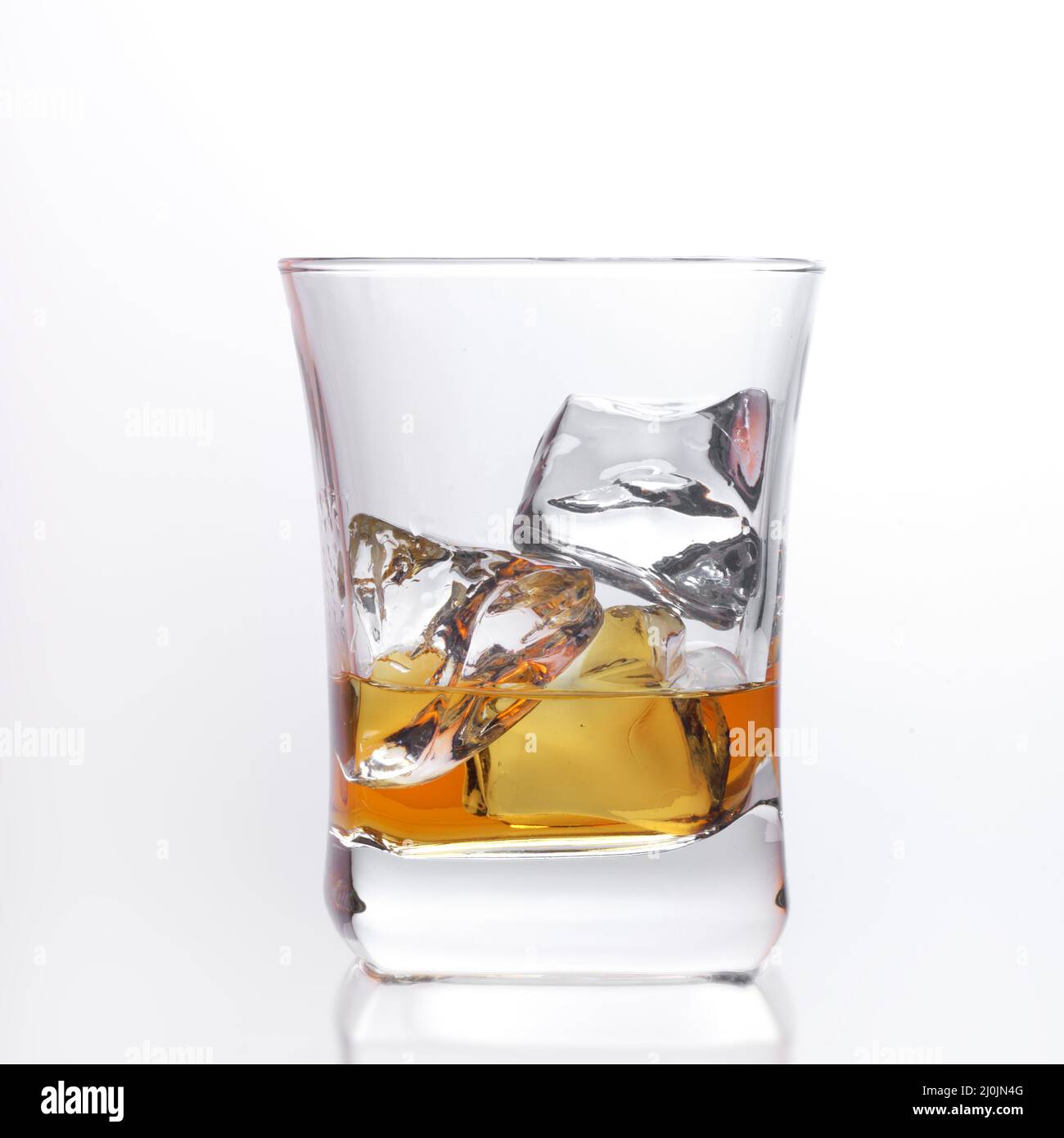 Bicchiere di whiskey color ambra scotch e ghiaccio su uno sfondo luminoso Foto Stock