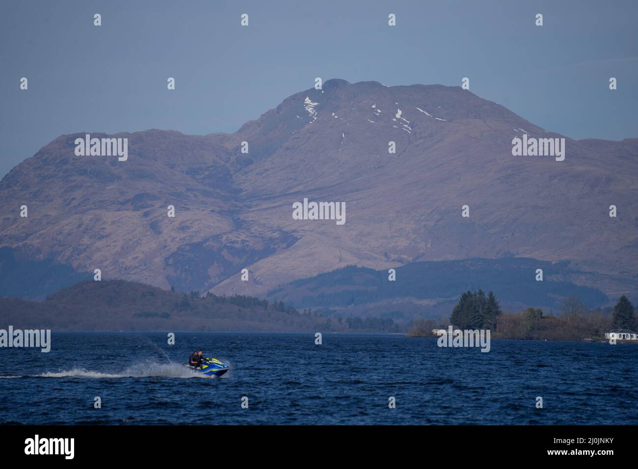 Tempo britannico: Duck Bay, Scozia , 19th marzo 2020, la primavera è in aria a Duck Bay oggi come la gente si riunisce per godersi il sole, hanno barbecue, moto d'acqua e sole bagnano Foto Stock