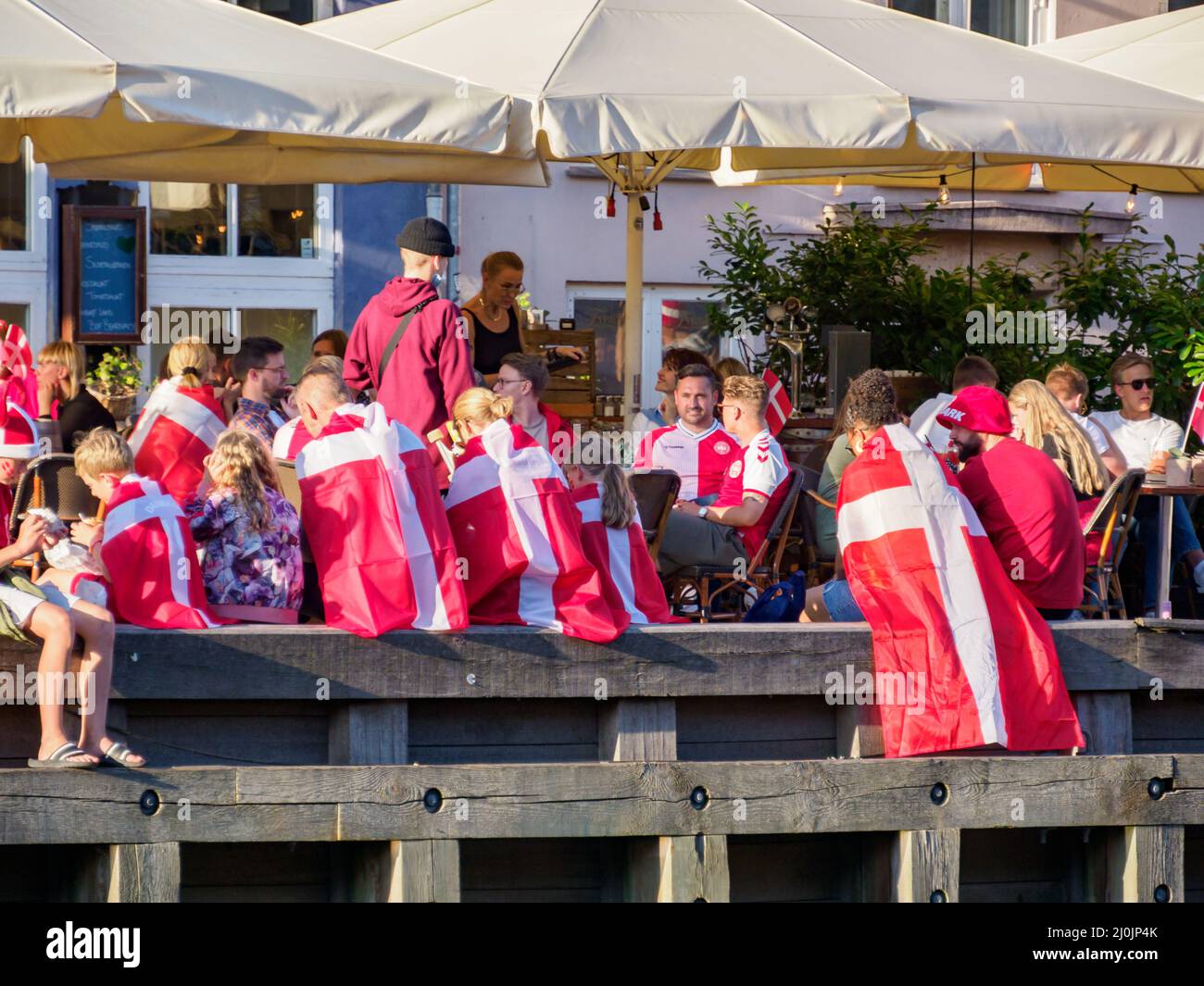 Copenhagen, Danimarca - Luglio 2021: Tifosi danesi durante le ultime partite di calcio Euro 2021. Europa Foto Stock