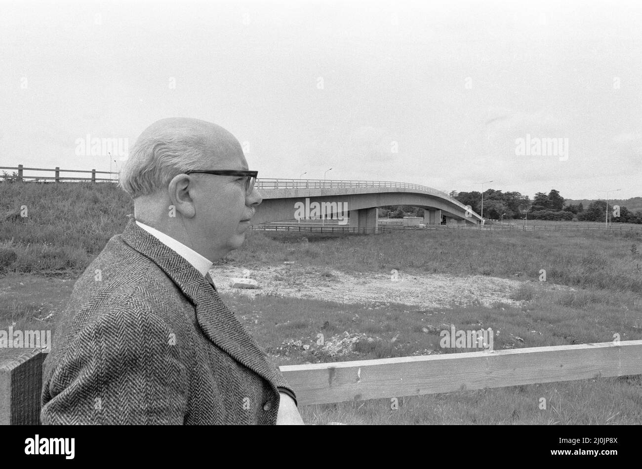 Il Rettore della Chiesa di San Botolfo, don Maurice Hewett visto qui al ponte della strada di Chevening. Circa luglio 1981 Foto Stock