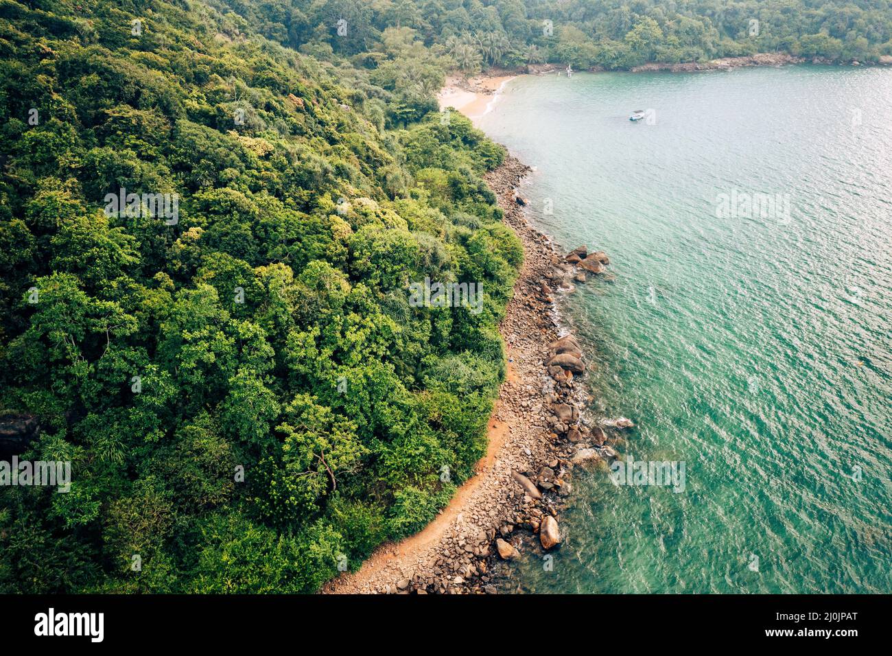 Costa tropicale della giungla in Sri Lanka. Vista aerea di Costline esotica, spiaggia e foresta pluviale. Paradise Beach. Foto Stock
