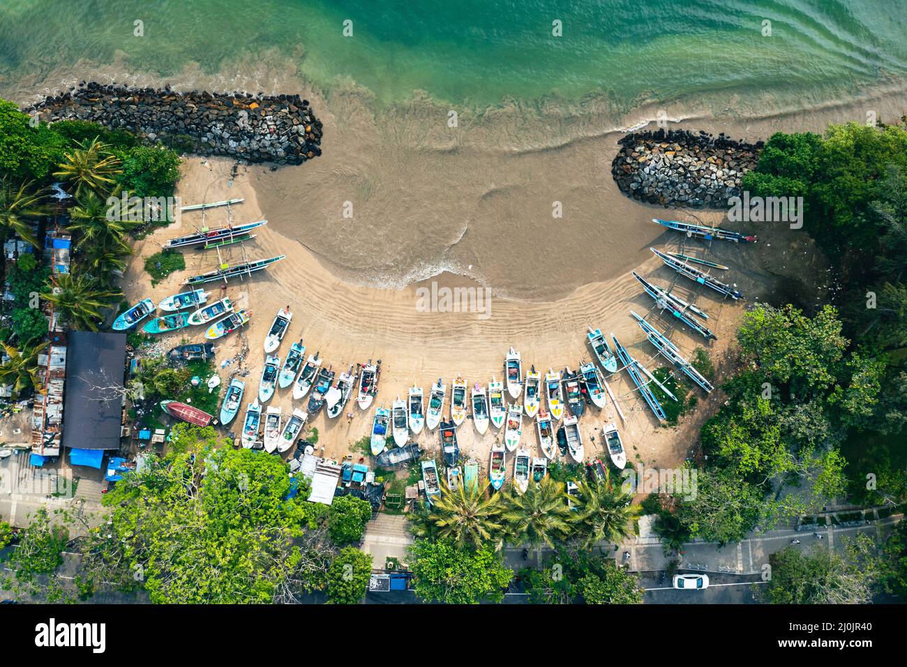 Vista aerea di Fisher Boats sulla spiaggia di Galle, Sri Lanka. Foto Stock