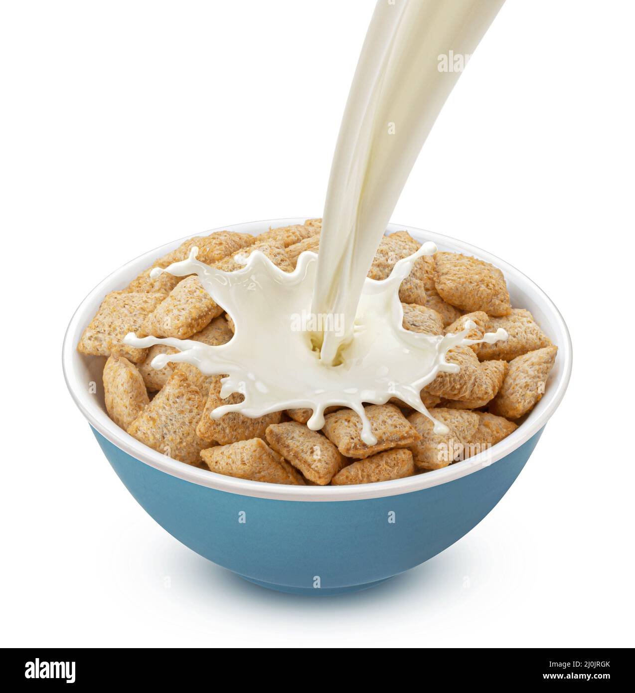Cialde di mais con latte versato isolato su sfondo bianco Foto Stock