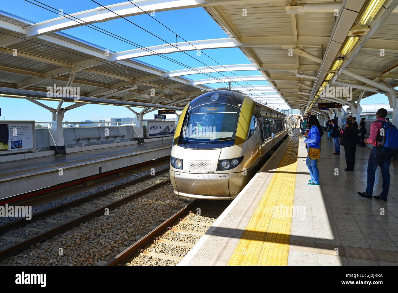 In treno arrivando alla Gautrain Rhodesfield Stazione, Rhodesfield, Kempton Park, provincia di Gauteng, Repubblica del Sud Africa Foto Stock