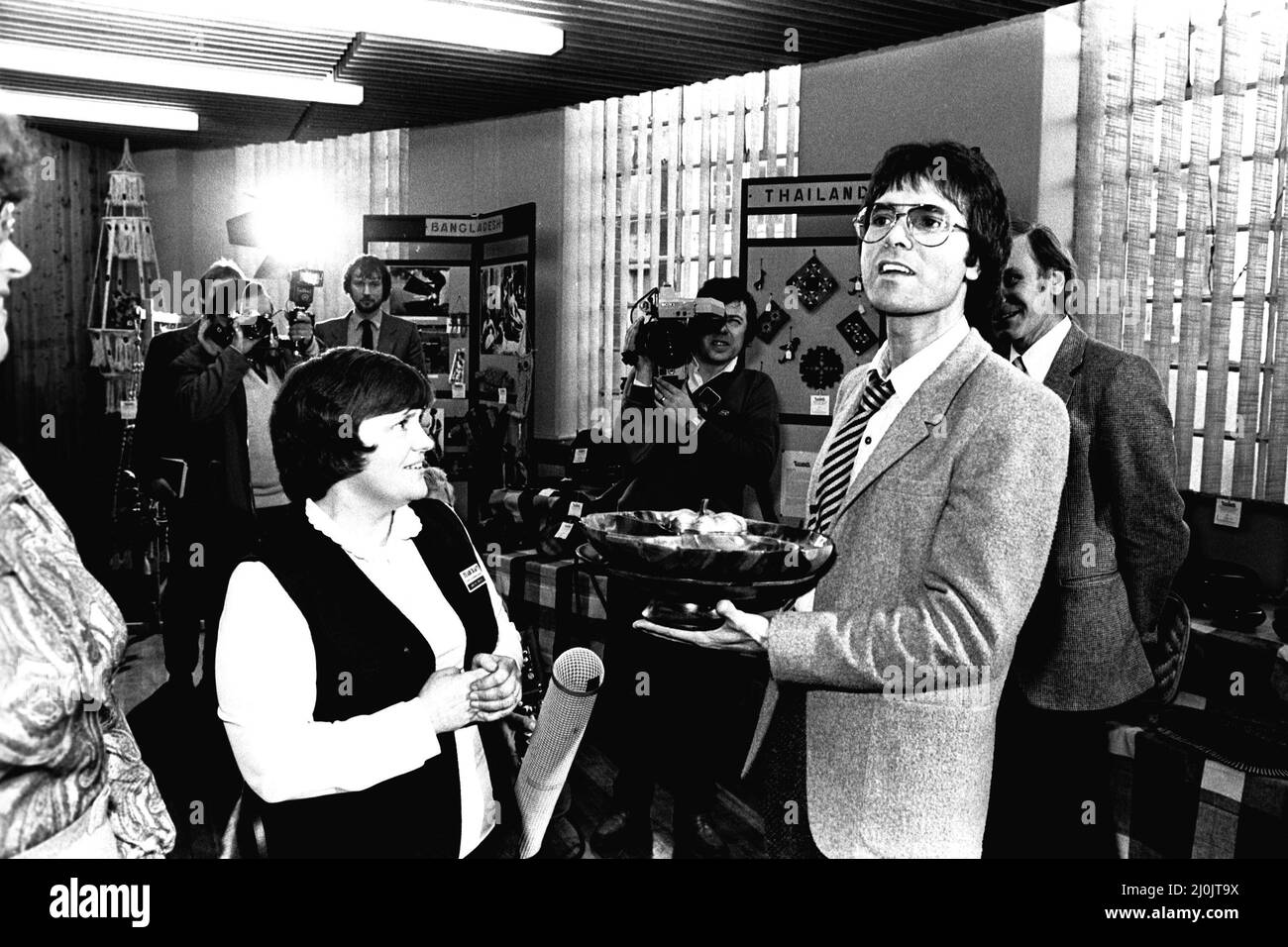 La pop star Cliff Richard è stata in visita a Newcastle il 4th febbraio 1981 per cantare le lodi di un'organizzazione di carità cristiana. Stava aprendo il negozio di Tearcraft in Piazza Carliol, che raccogliere fondi per il fondo lacrimale, l'agenzia internazionale di sviluppo e soccorso cristiano. Il cantante fa un concerto annuale per aiutare l'organizzazione. Foto Stock