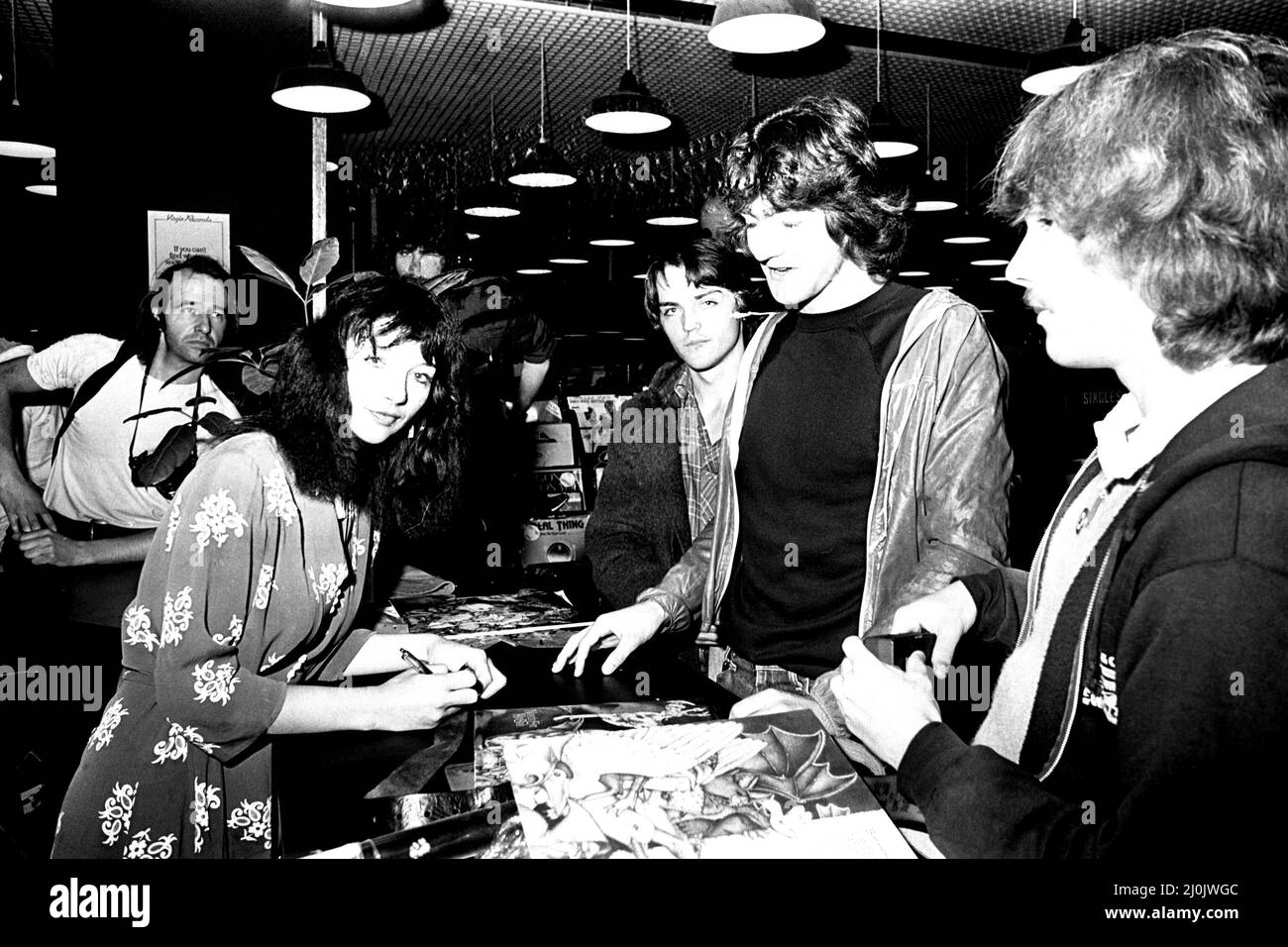 Il cantante Kate Bush alla Virgin Records di Eldon Square, Newcastle firma autografi il 10th settembre 1980 Foto Stock