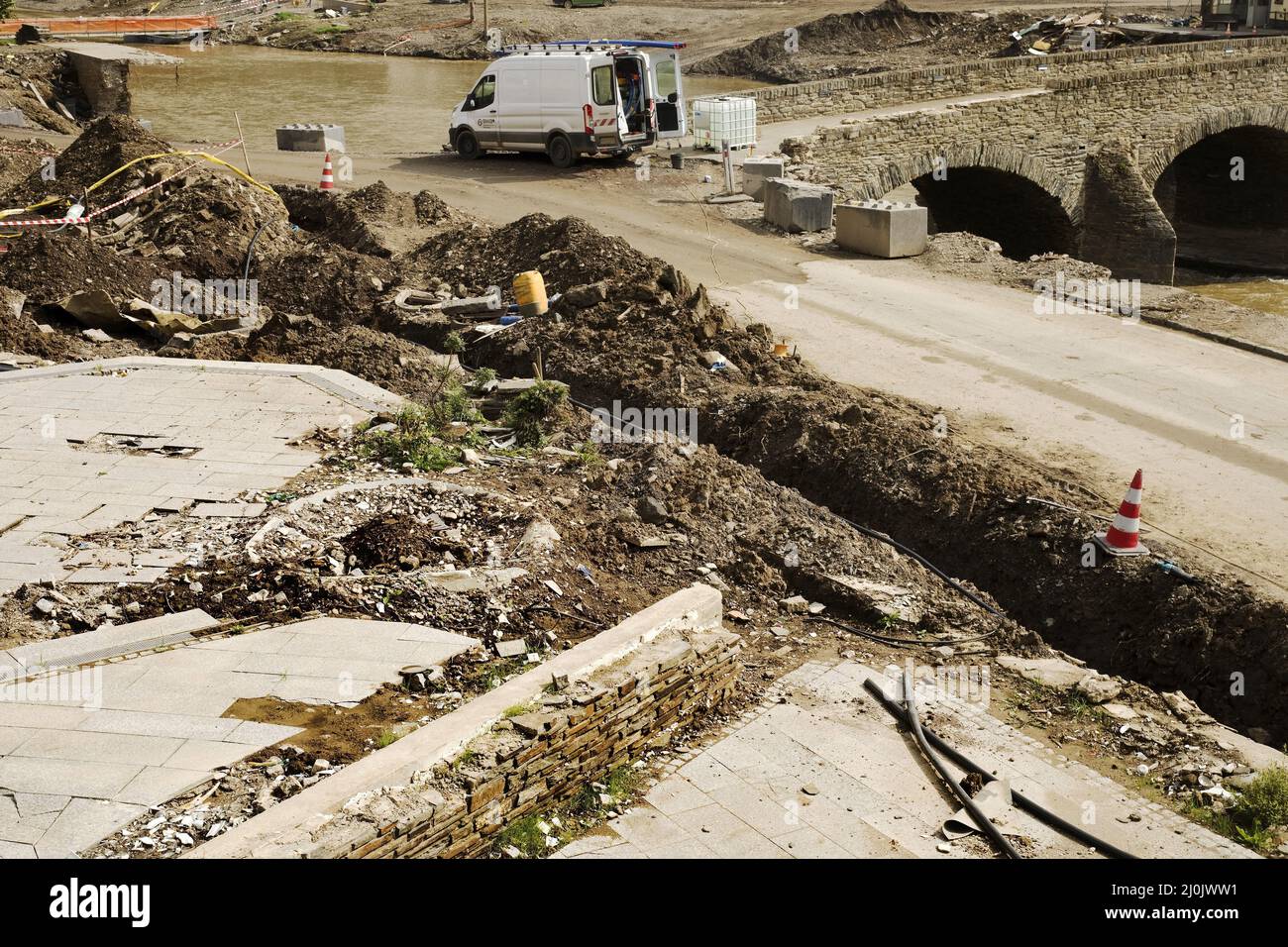 Disastro alluvione 2021, lavori di pulizia sulla strada del vino rosso gravemente distrutta, Rech, Germania, Europa Foto Stock