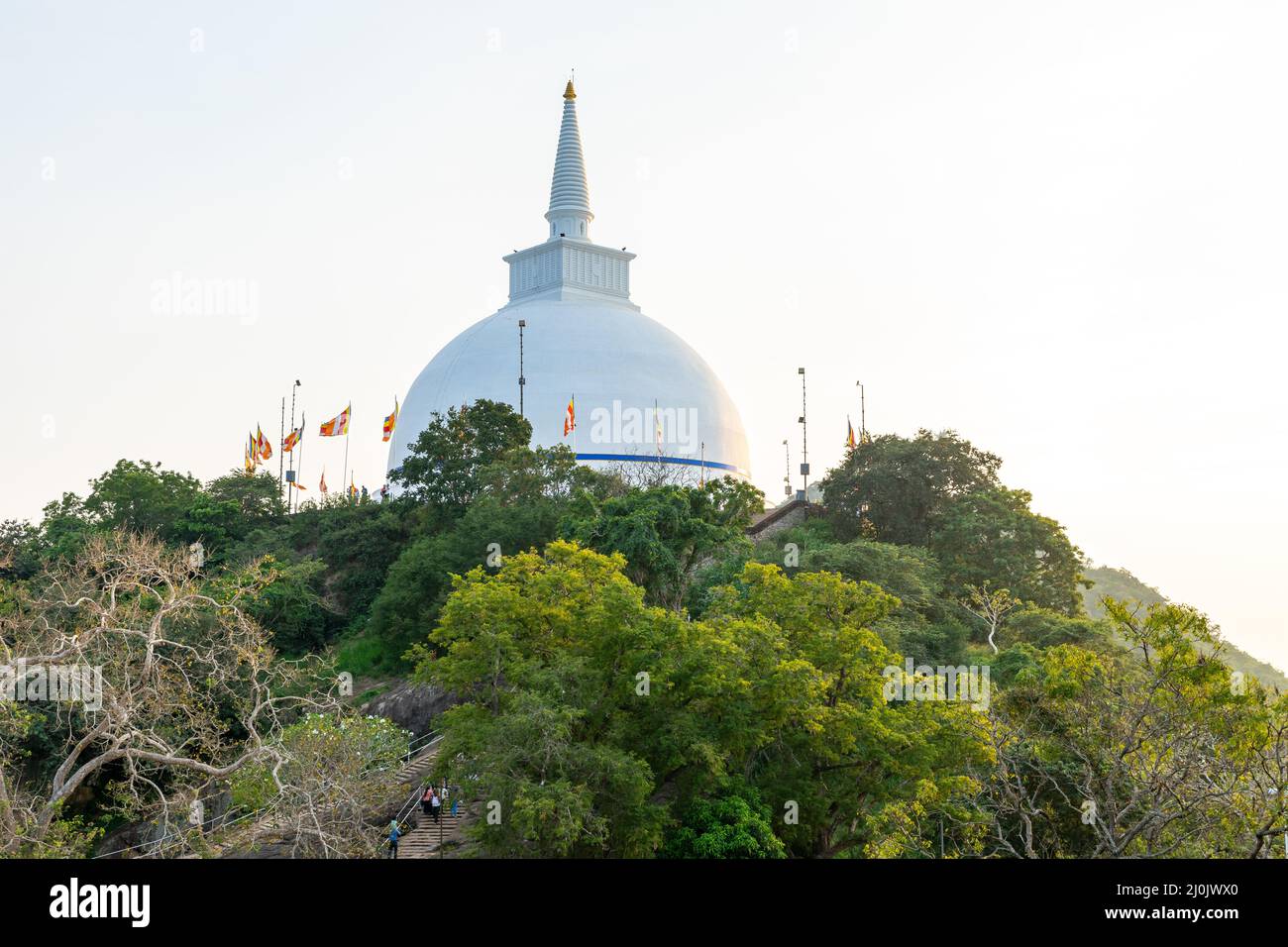 Tempio buddista nell'antica città di Mihintale vicino ad Anuradhapura, Sri Lanka. Foto Stock