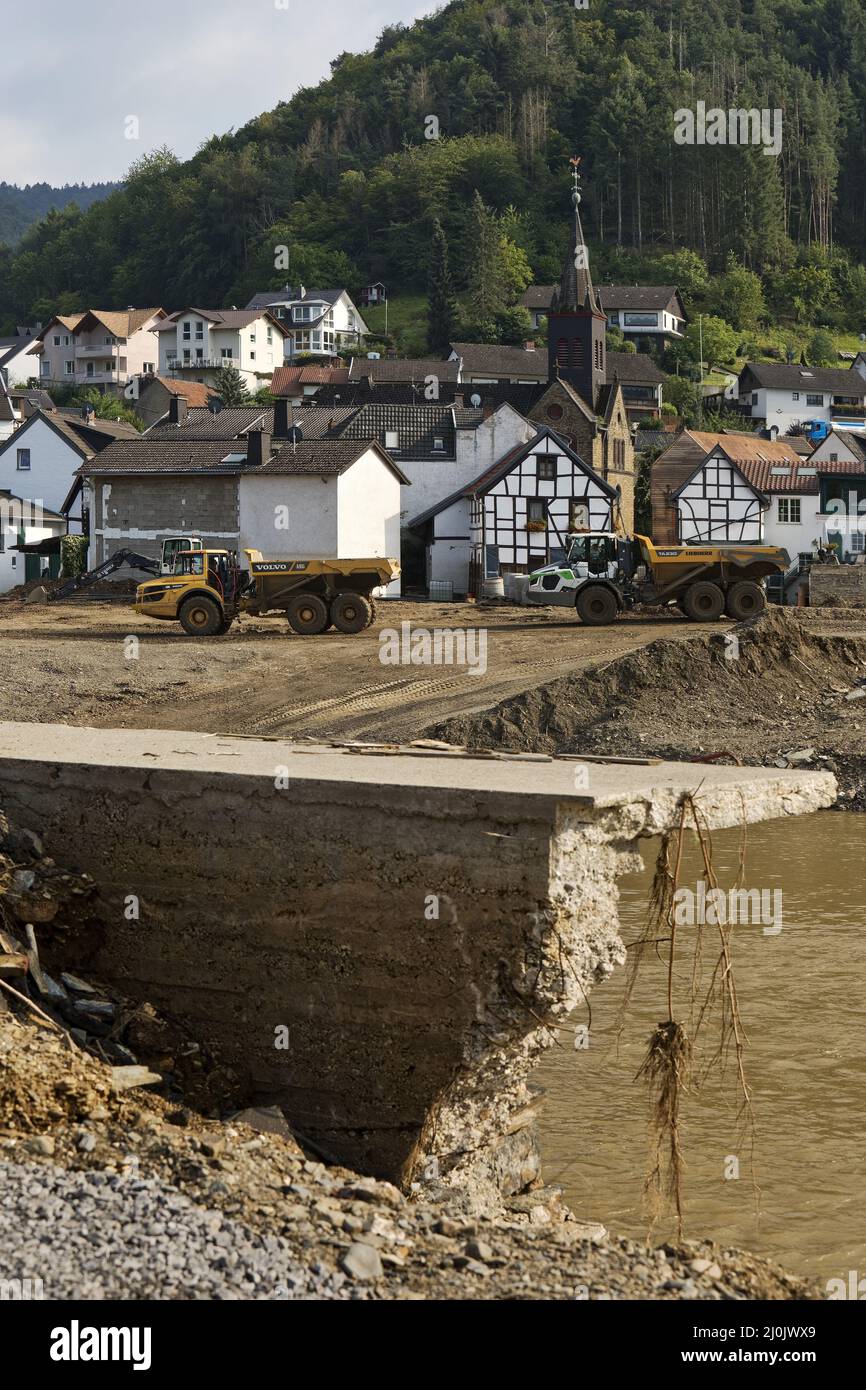 Disastro alluvionale 2021, lavori di risanamento sul fiume Ahr, Rech, Ahr Valley, Eifel, Germania, Europa Foto Stock