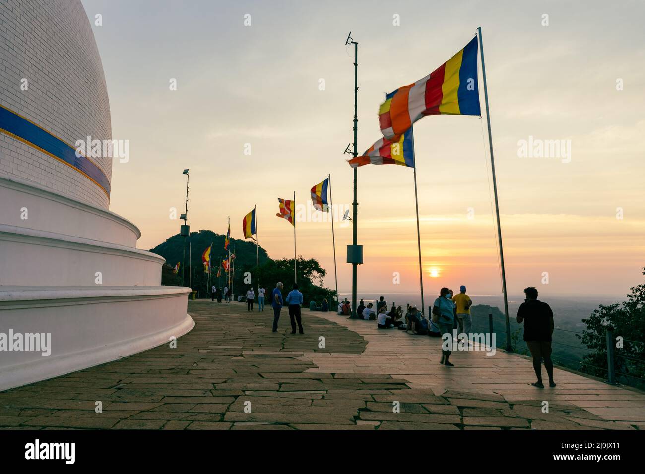 Tempio buddista nell'antica città di Mihintale vicino ad Anuradhapura, Sri Lanka. Foto Stock