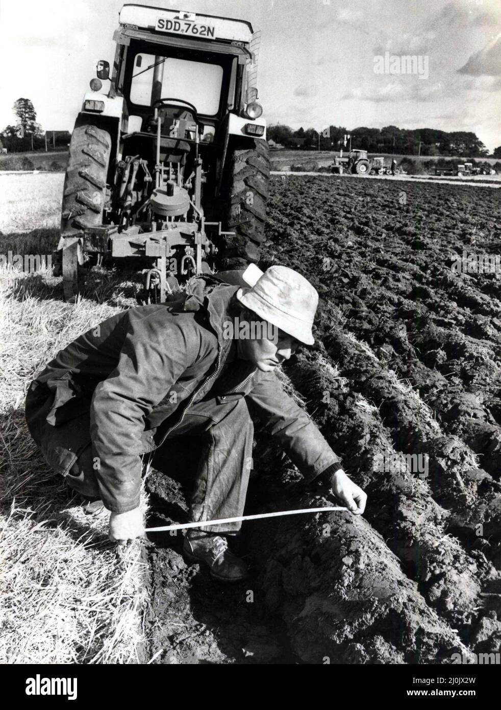 Aratura - la Wick and Maendy Plowing Society, ha tenuto la loro gara di aratura annuale 22nd, presso la Redlands Farm, Bonvilston (Sat). Le immagini mostrano, misurando il suo solco Michael Thomas, della fattoria 'nuovo Parc' St Donat's vicino Llantwit Major. 18th ottobre 1980. Foto Stock
