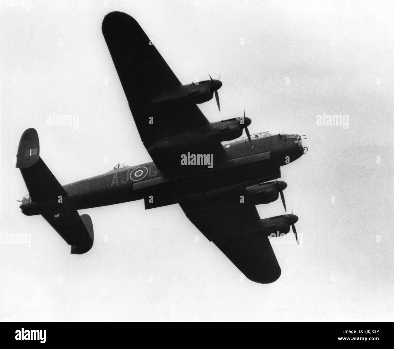 Un bombardiere della seconda Guerra Mondiale Avro Lancaster, completo del numero di serie di Guy Gibson di AJG dal 617 'Dambuster' Squadron, vola oltre l'aeroporto di Teesside. 22nd Agosto 1981. Foto Stock